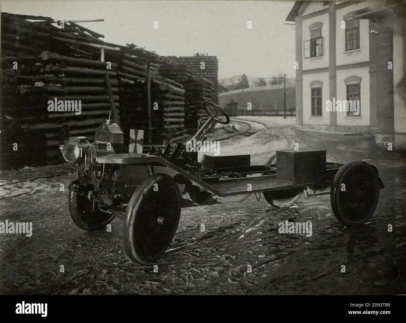 K.u.k.Kraftwagen Werkstätte in der Cellulosefabrik Villach. Chassis, bei dem sich der rechte Scheinwerfer durch die Steuerung in die Richtung der Vorderräder stellt. Eigene Konstruktion. Stock Photo