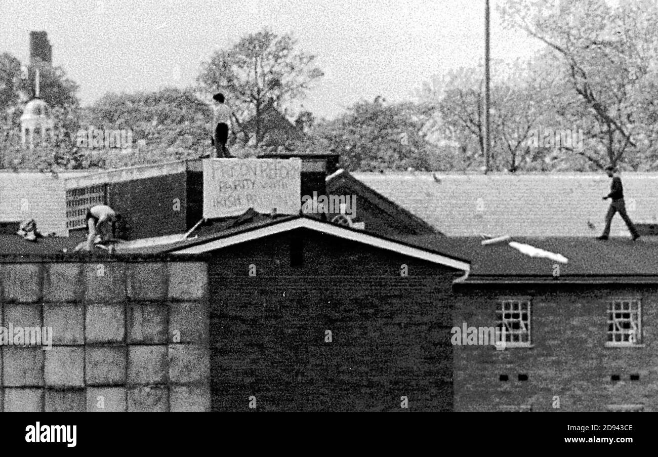 PRISONERS PROTEST ON THE ROOF OF ALBANY JAIL, ISLE OF WIGHT. PLACARD READS. PRISON REFORM, PARITY WITH IRISH PRISONERS. 1983 Stock Photo