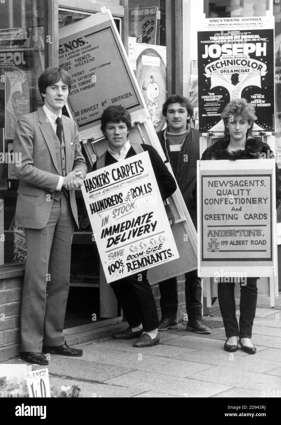 YOUNGSTERS COME OFF THE DOLE QUEUE TO BECOME SANDWICH BOARD KIDS UNDER THE WATCHFUL EYE OF ENTREPRENEUR STUART EVES.. L TO R. DARREN GRIFFITHS, ALAN CASBY AND SARAH LITTLECOTT. PORTSMOUTH 1983 Stock Photo