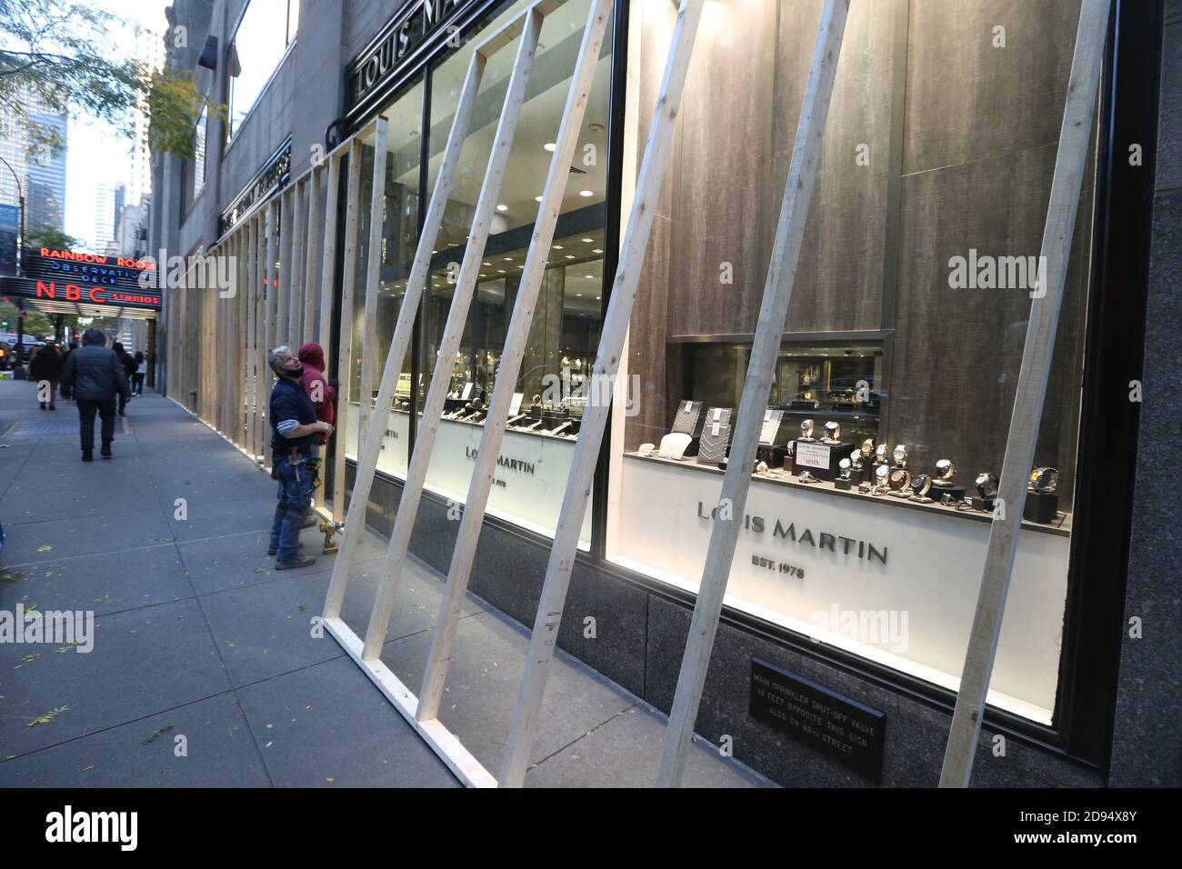 New York, NY, USA. 2nd Nov, 2020. Nov 2, 2020 : New York Stores prepare for possible unrest surrounding election day. Workers board up Louis Martin Jewelers to prevent looting and vandalism. Credit: Dan Herrick/ZUMA Wire/Alamy Live News Stock Photo