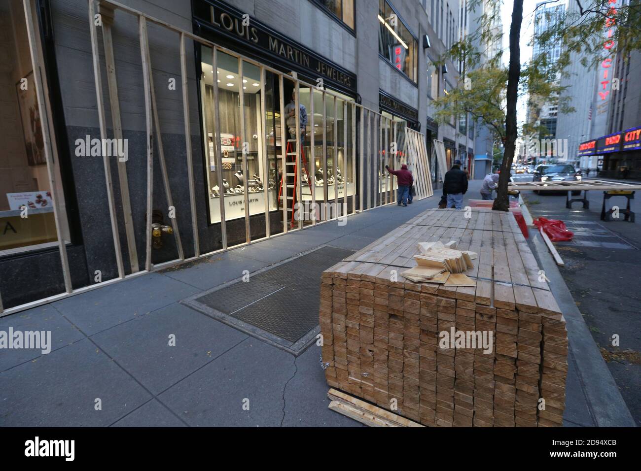 New York, NY, USA. 2nd Nov, 2020. Nov 2, 2020 : New York Stores prepare for possible unrest surrounding election day. Workers board up Louis Martin Jewelers to prevent looting and vandalism. Credit: Dan Herrick/ZUMA Wire/Alamy Live News Stock Photo