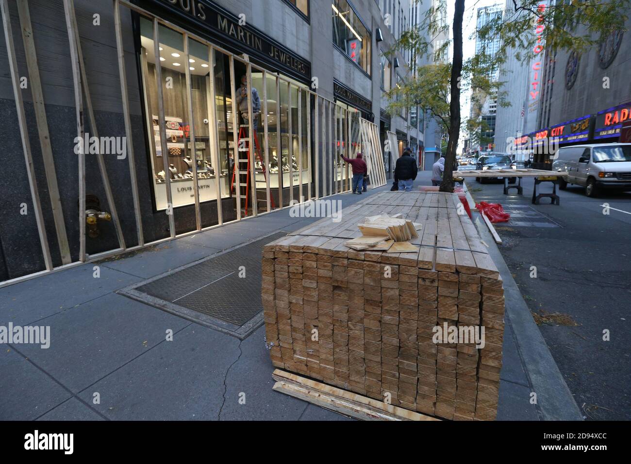 New York, NY, USA. 2nd Nov, 2020. Nov 2, 2020 : New York Stores prepare for possible unrest surrounding election day. Workers board up Louis Martin Jewelers to prevent looting and vandalism. Credit: Dan Herrick/ZUMA Wire/Alamy Live News Stock Photo