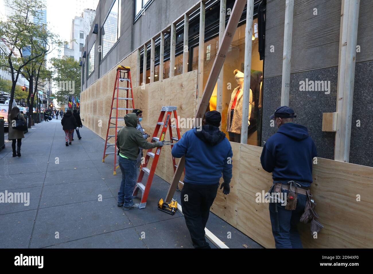 New York, NY, USA. 2nd Nov, 2020. Nov 2, 2020 : New York Stores prepare for possible unrest surrounding election day. The J Crew Store at Rockefeller Center is boarded up, Credit: Dan Herrick/ZUMA Wire/Alamy Live News Stock Photo
