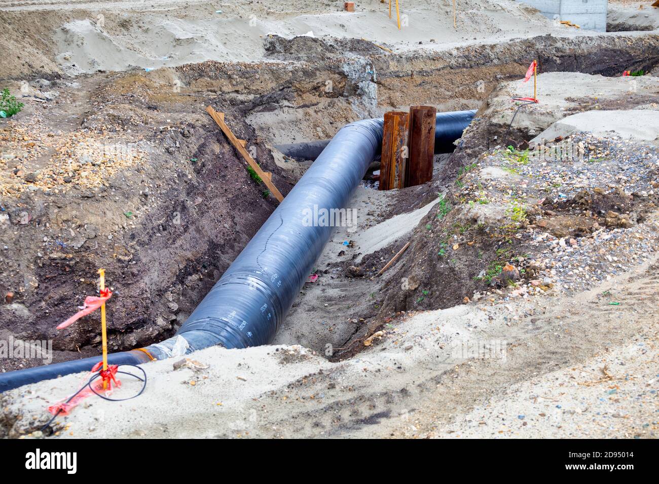 https://c8.alamy.com/comp/2D95014/installing-underground-steam-piping-systems-underground-insulation-for-buried-pipes-pre-insulated-underground-pipes-2D95014.jpg