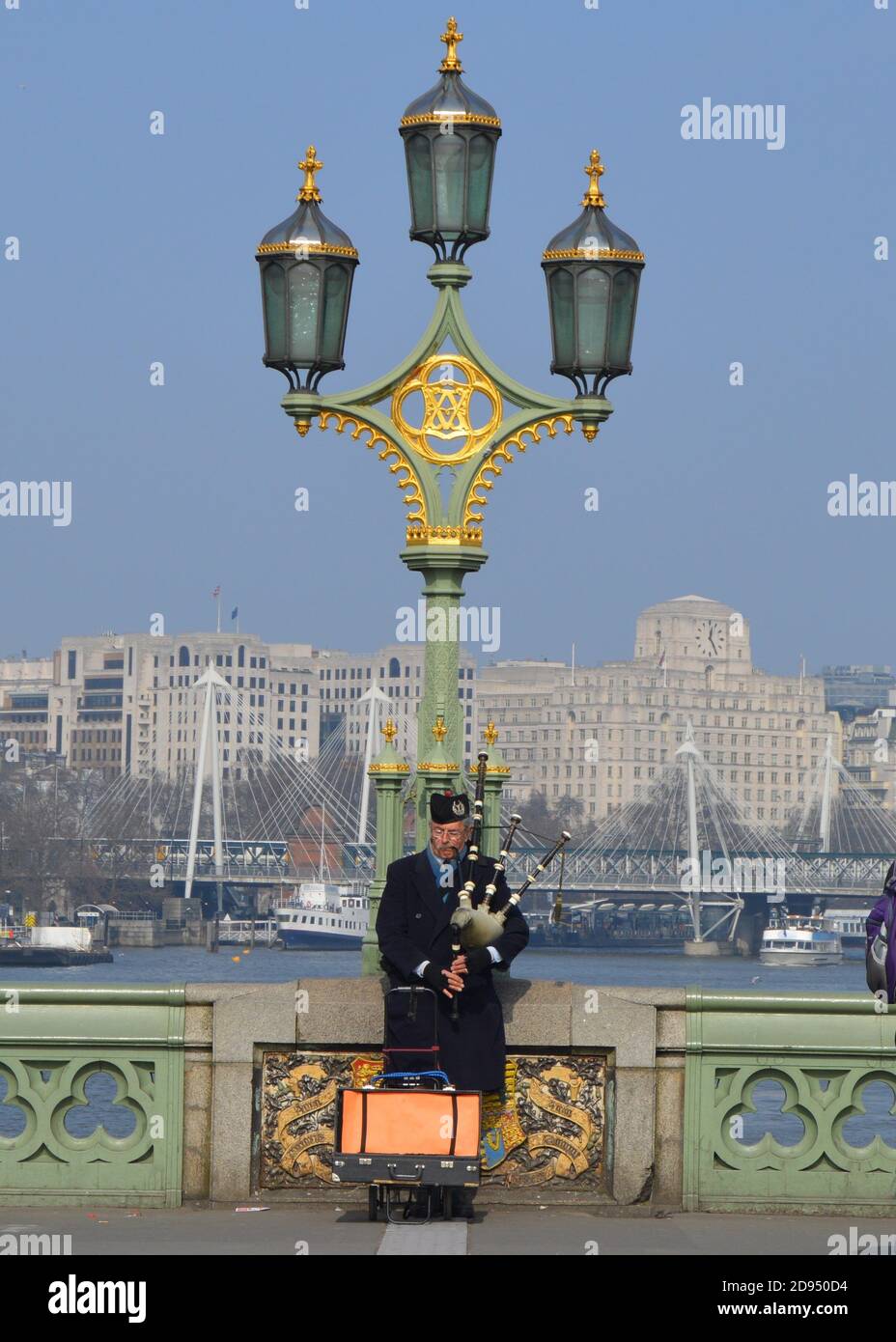 LONDRES, UNITED KINGDOM - Sep 11, 2020: A Musician on Westminster Bridge in London Stock Photo