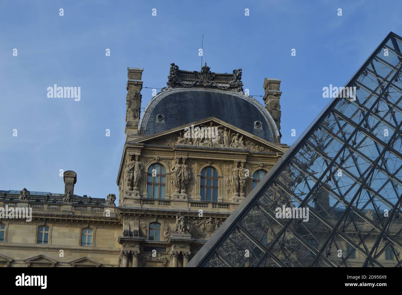 PARíS, FRANCE - Aug 23, 2017: Sunny day at the Louvre in Paris France Stock Photo