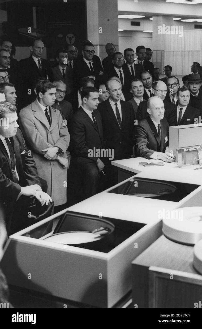 Demonstration of the IBM 1440 Data Processing System computer at the IBM Business Show in New York City's New York Coliseum, April 1963. Stock Photo