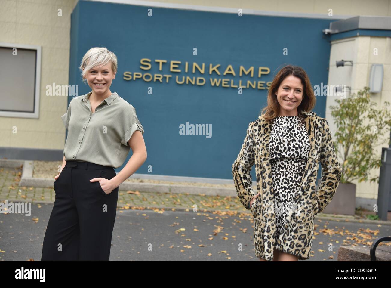 Cologne, Germany. 02nd Nov, 2020. Actress Jasmin Minz as daughter Kim, l-r, and Berrit Arnold as Daniela Bremer are the backdrop for the RTL series ' Alles was zählt ' and can be seen together in the series on 06.11.2020. Credit: Horst Galuschka/dpa/Horst Galuschka dpa/Alamy Live News Stock Photo