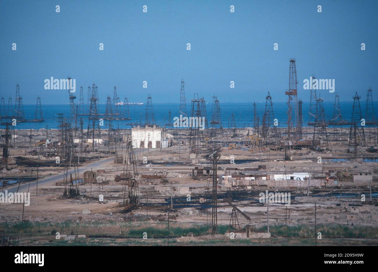 Oil rig middle east hi-res stock photography and images - Alamy