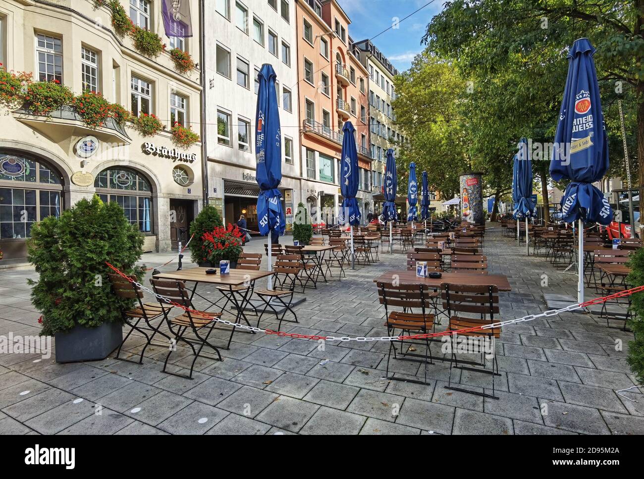 Munich, Bavaria, Germany. 3rd Nov, 2020. Outdoor seating at a traditional restaurant in the Tal district of Munich, Germany. Due to the Coronavirus crisis, visits to restaurants were already low and the second restriction phase has shut them down. Critics state that restaurants with proper preventative protocols in place are being punished for those in society not following any measures at all. Credit: Sachelle Babbar/ZUMA Wire/Alamy Live News Stock Photo
