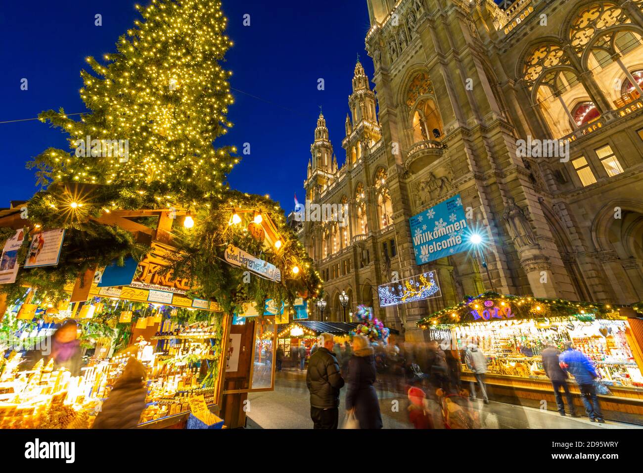 View of New Town Hall and bustling Christmas Market in Marienplatz at dusk, Munich, Bavaria, Germany, Europe Stock Photo
