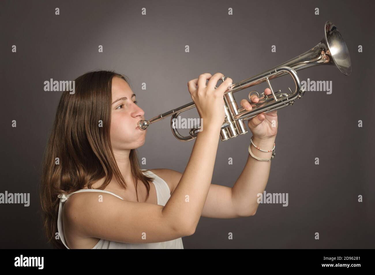 играющий на трубе. девушка с трубой. девушка с саксофоном. большой музыкальный инструмент с трубами. девочка с трубой.