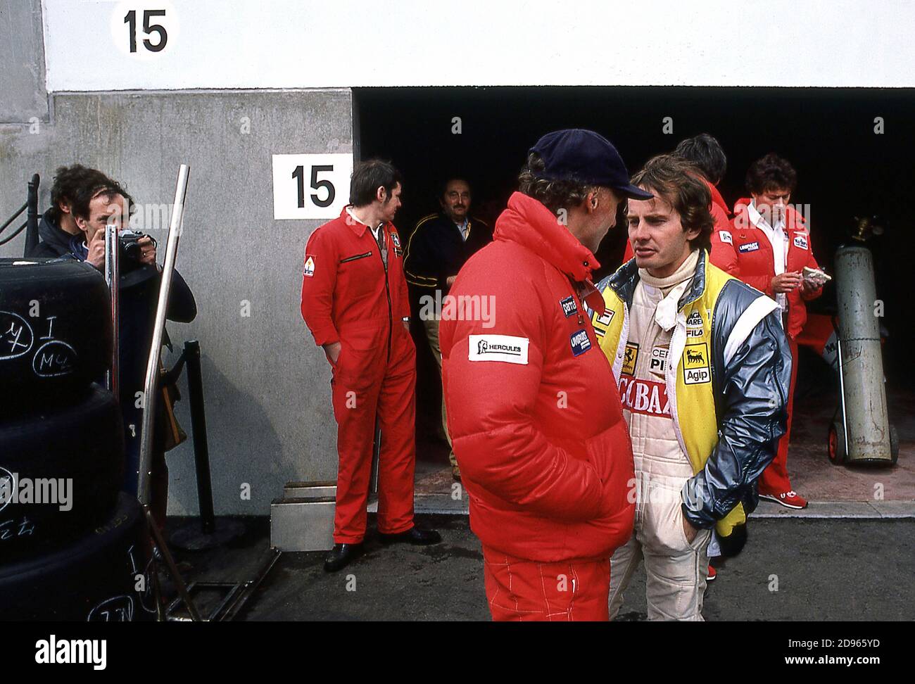Niki Lauda and Gilles Villeneuve talking in the pits at practice for the 1982 Belgium Grand Prix at Zolder Stock Photo