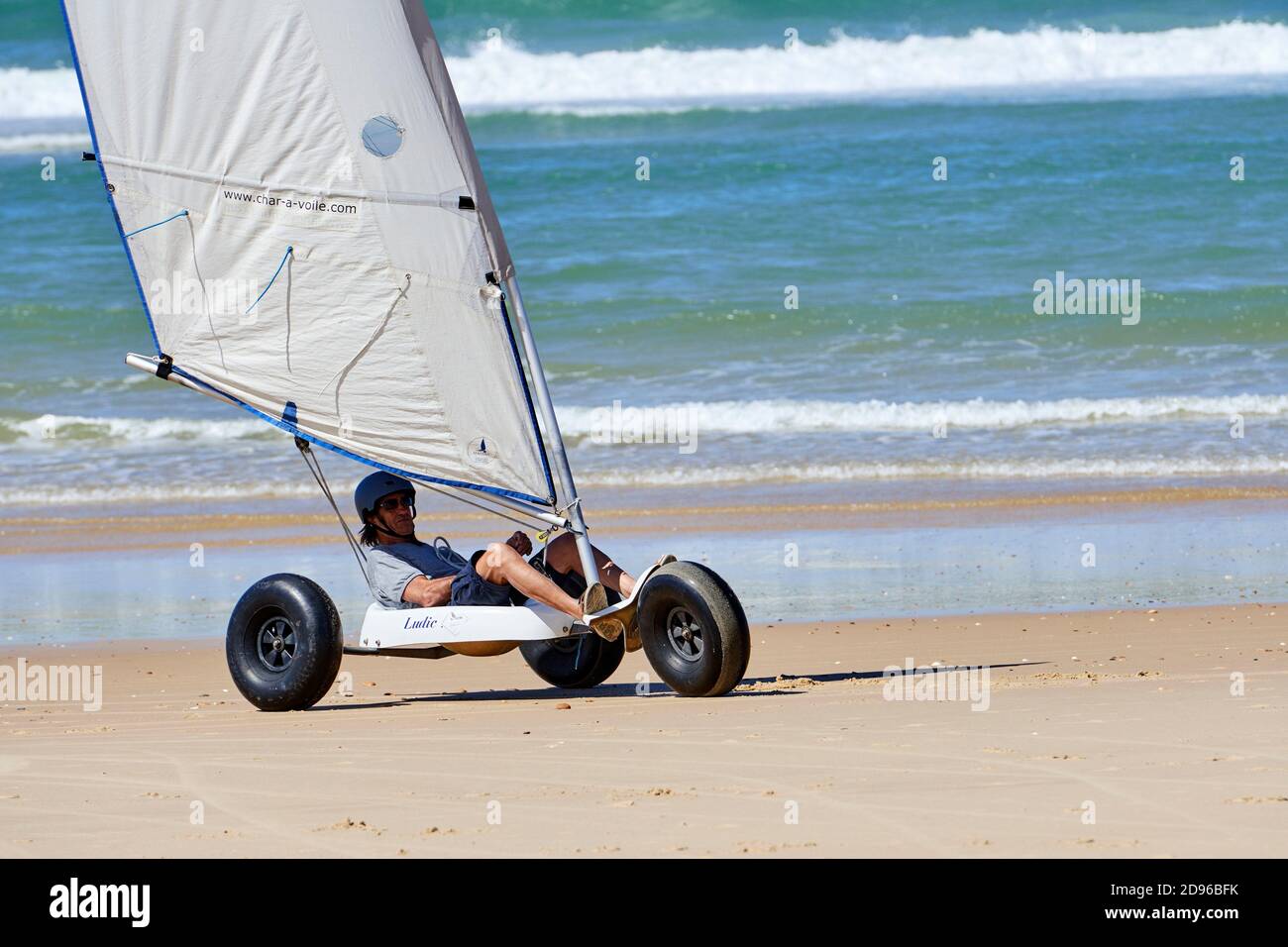 Land sailing / sand yachting / land yachting on the beach at Mimizan,  Aquitaine, France Stock Photo - Alamy