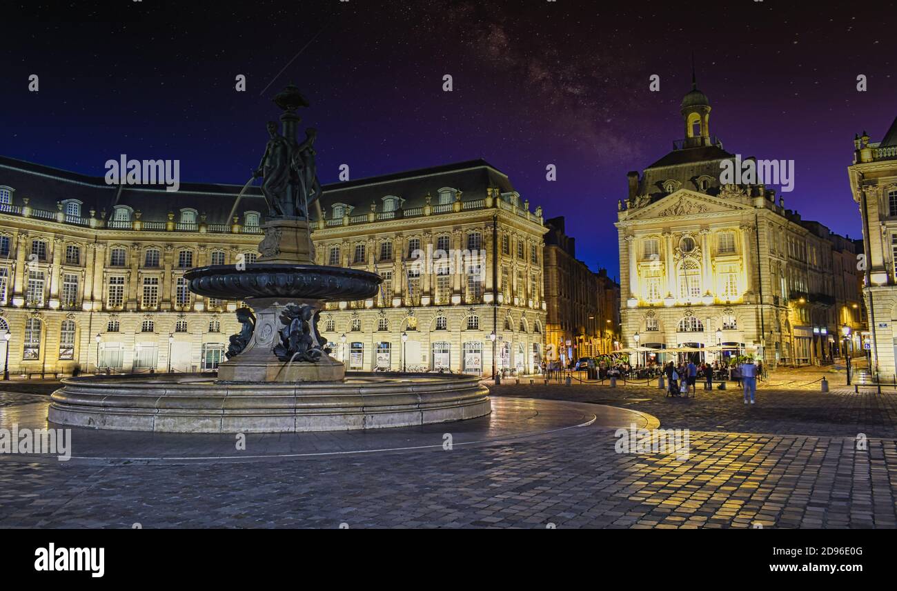 BURDEOS, FRANCE - Aug 10, 2018: Vista general nocturna de la plaza de la bolsa en la ciudad francesa de Burdeos. Con su fuente ornamentada y edificios Stock Photo
