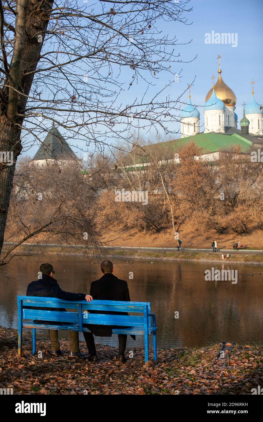 intelligence agents meet in the Park to pass on classified information Stock Photo