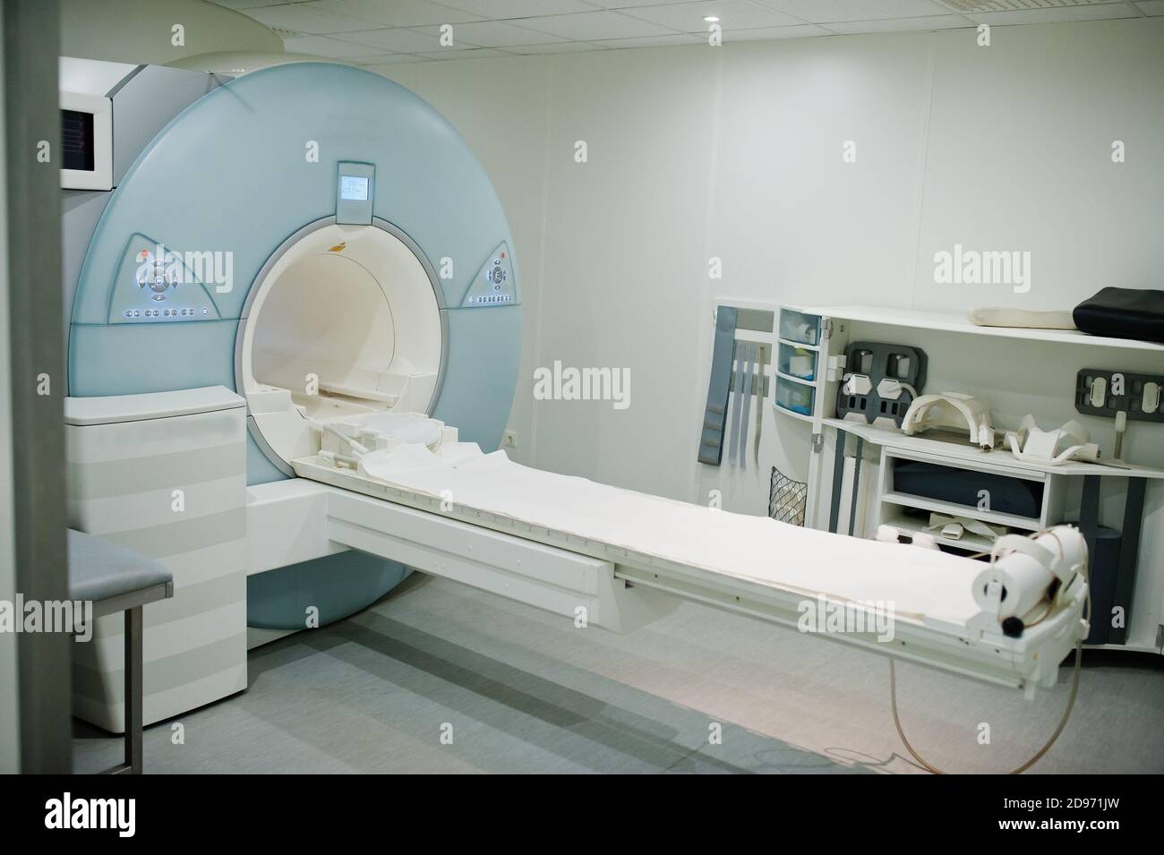 Принцип действия магнитно-резонансного томографа. Какие звуки мрт. Какие звуки мрт. Мрт optima mr450w. Мрт снимки.