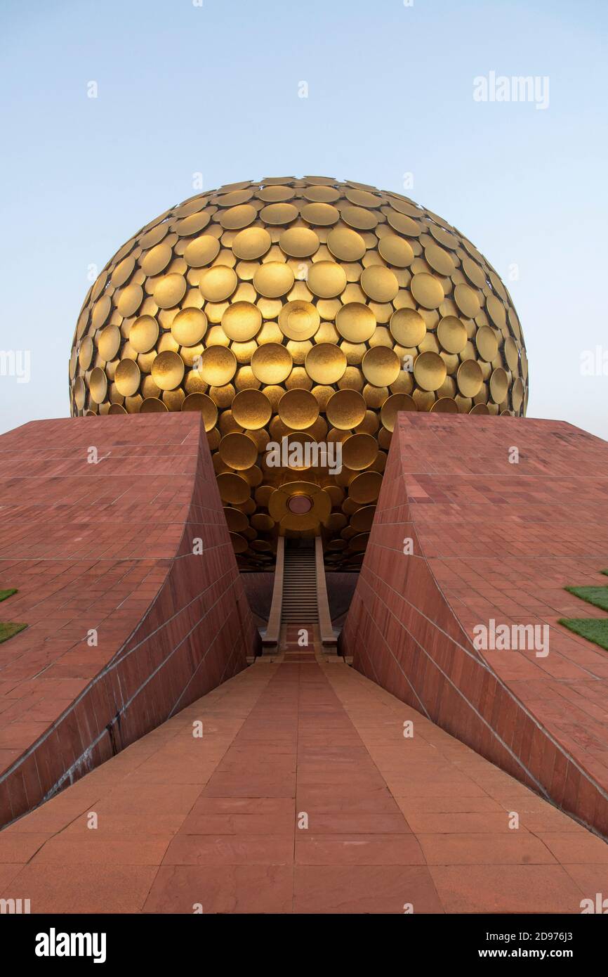 Le Matrimandir et son jardin. Auroville, 'la ville de l'Aurore', cite experimentale, ideale, universelle, est nee d'un reve de Mirra Alfassa, nommee ' Stock Photo
