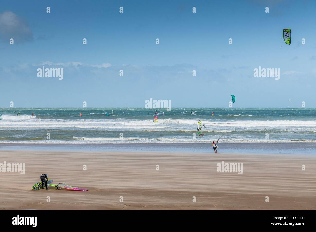 Windsurf and Kitesurf on the beach of Wissant, Opal Coast, Pas-de-Calais, Hauts de France, France Stock Photo