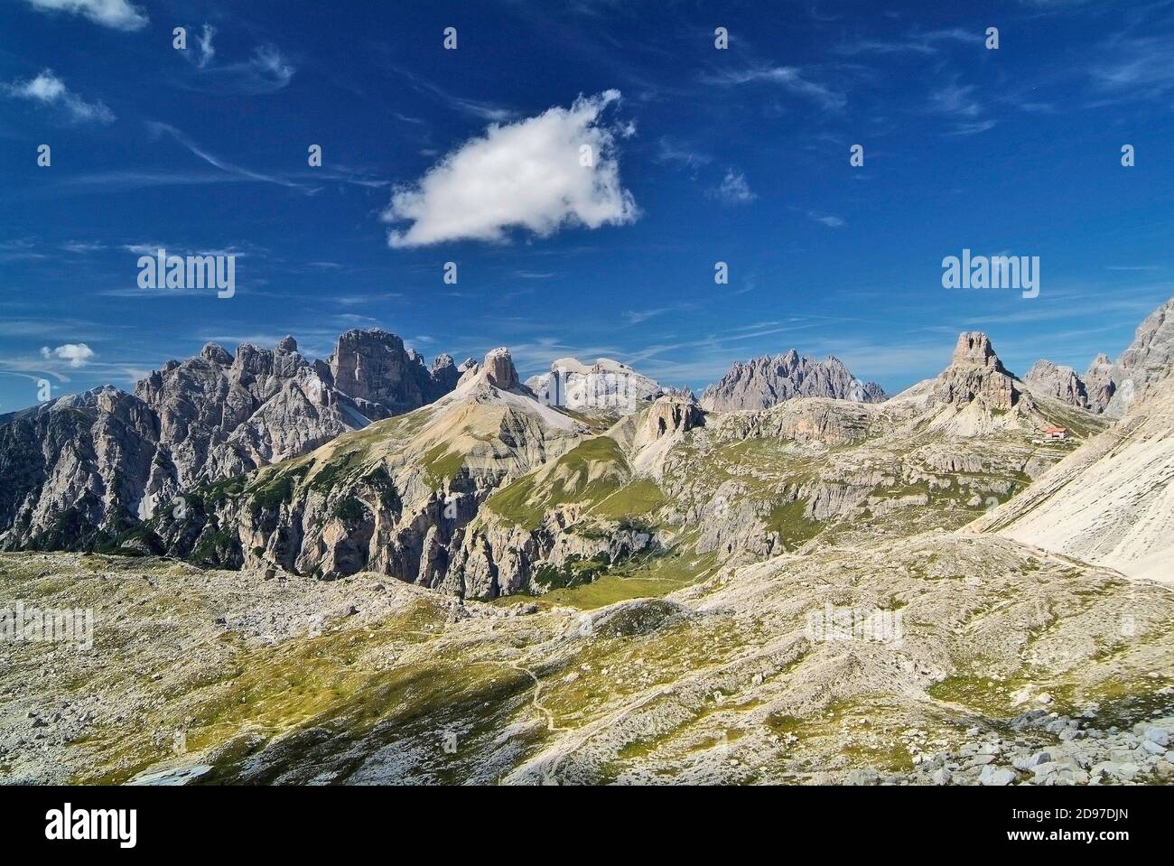 Italy, South Tyrol, Dolomiti di Sesto with Bullkoepfe- Schwalbenkofel- Schwabenalpenkopf- Hochebenkofel- Haunold- Toblacher Knoten and Dreizinnenhuett Stock Photo