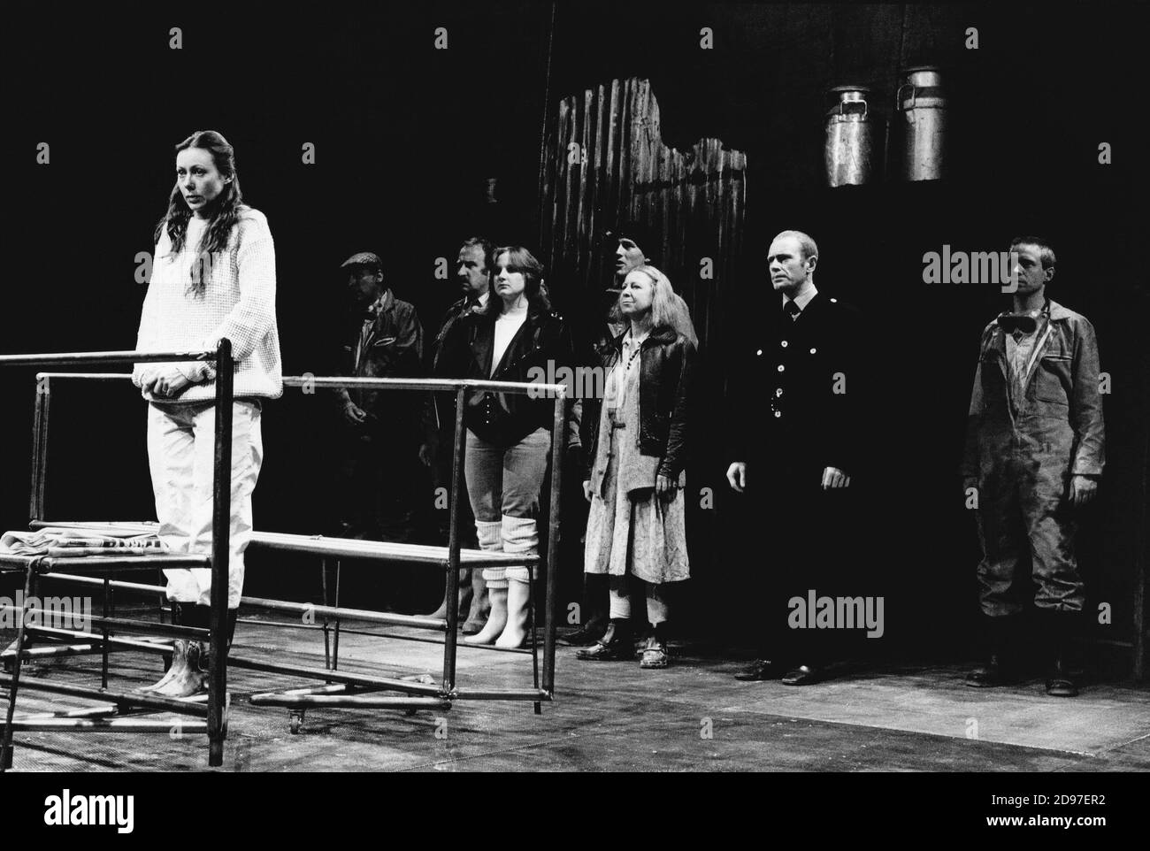 left: Jenny Agutter (Grace Gross)  centre, l-r: Lesley Sharp (Alice), Brenda Peters (Mrs May), David Shaw-Parker (Gilbert) in THE BODY by Nick Darke at the Royal Shakespeare Company (RSC), The Pit, Barbican Centre, London EC2  29/04/1983  design: Dermot Hayes  lighting: Michael Calf  director: Nick Hamm Stock Photo