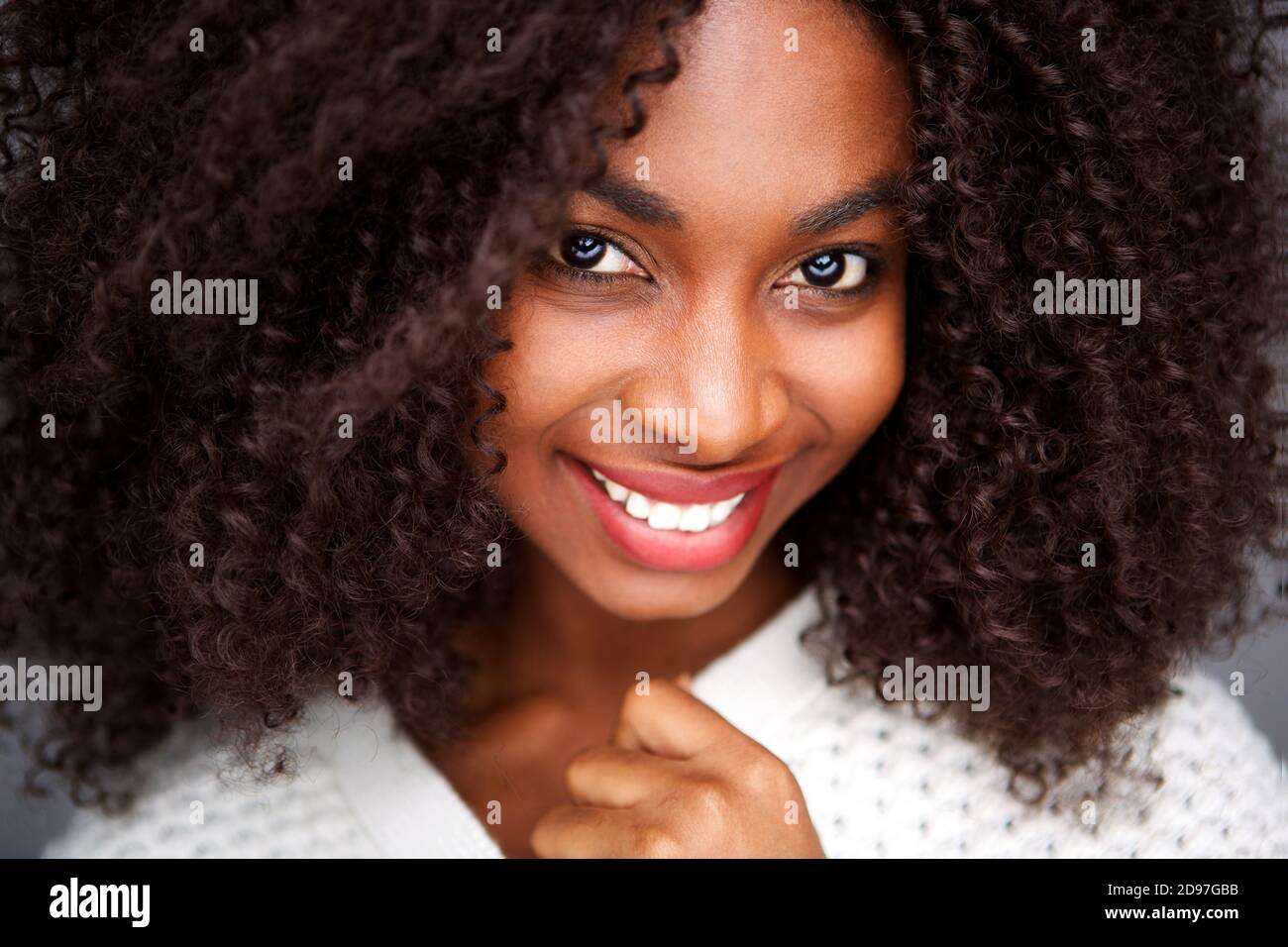 Close up portrait of happy african american woman with curly hair ...