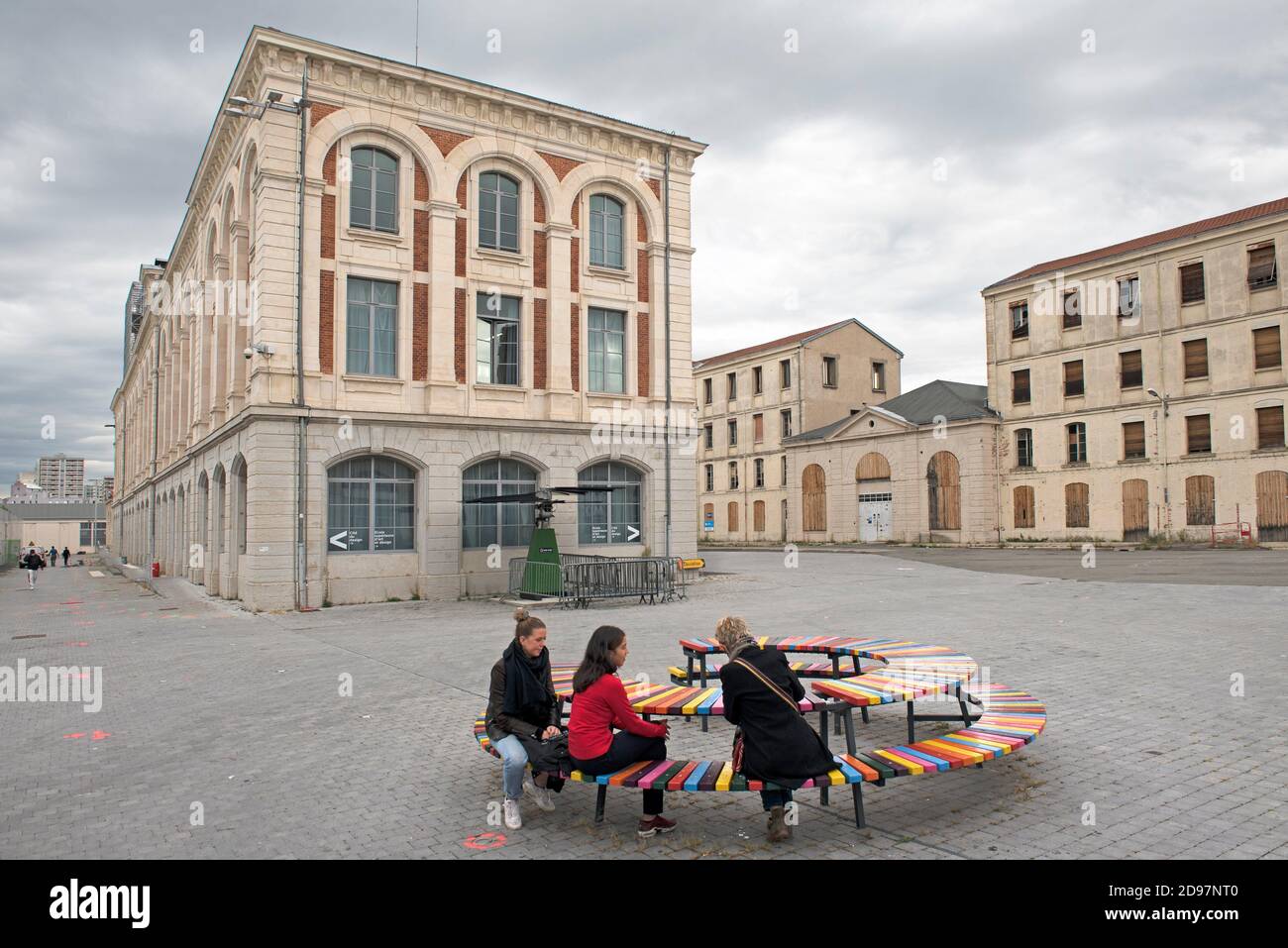 gens assis sur un ''Banc d'essai'', a l'occasion de la Biennale internationale du design certains des projets, elus par les habitants, sont mis en Stock Photo
