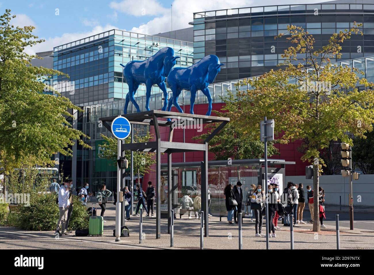 Les ''Chevaux Bleus'' de l'artiste Assan Smati, surplombant la ligne de tram entre la gare et l'Ilot Poste-Weiss (Architectes: ECDM), quartier Stock Photo