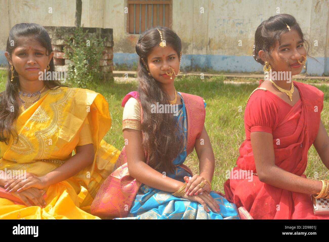 Close up of three teenage Indian girls wearing sari and golden nose ring maang  tikka necklace earrings with make up sitting on field, selective focus  Stock Photo - Alamy
