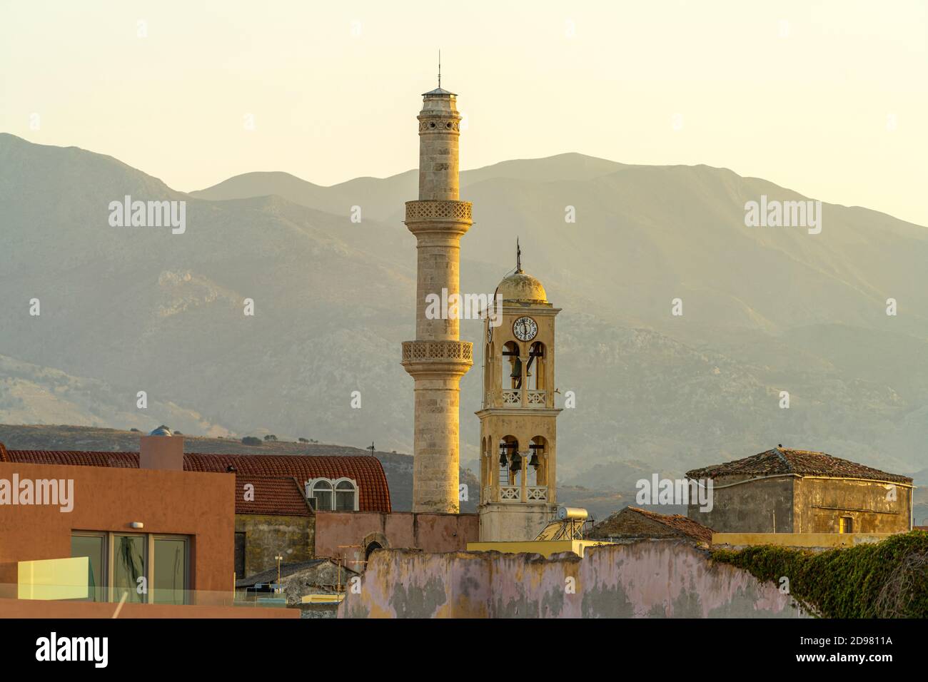 Kirchturm und Minarett der Sankt-Nikolaus-Kirche und früherer Moschee in Chania, Kreta, Griechenland, Europa   |  Church tower and minaret of the   Ag Stock Photo