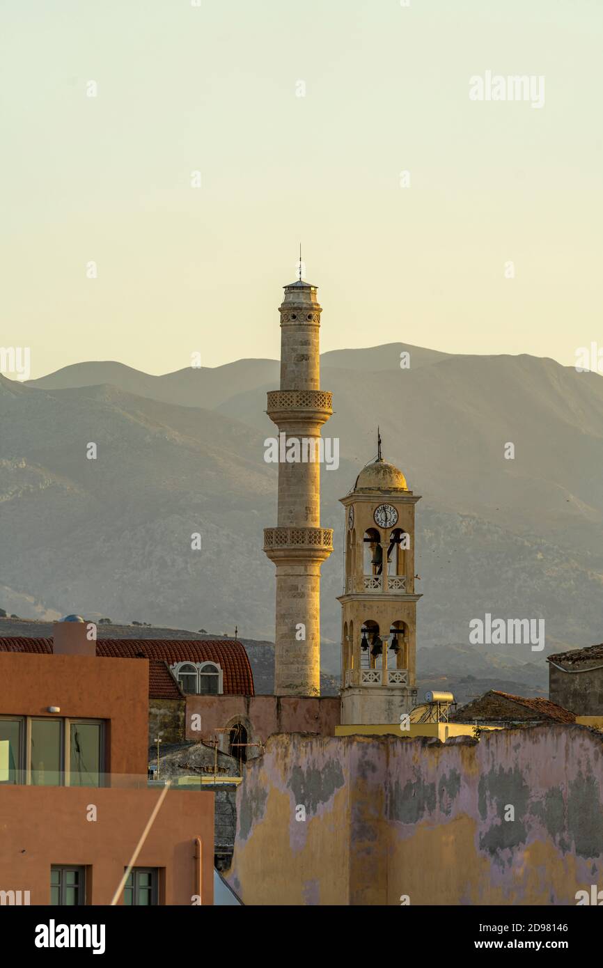 Kirchturm und Minarett der Sankt-Nikolaus-Kirche und früherer Moschee in Chania, Kreta, Griechenland, Europa   |  Church tower and minaret of the   Ag Stock Photo