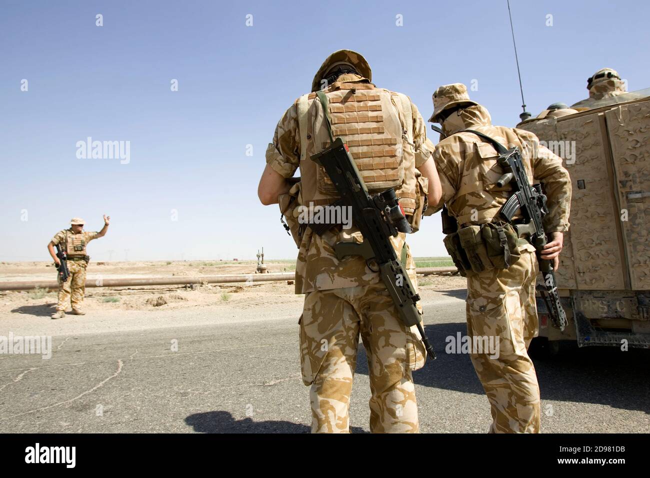 British Forces in Iraq.  Road block by members of the 1st Battalion Devonshire and Dorset Light Infantry on patrol near Basra, Southern Iraq. Stock Photo