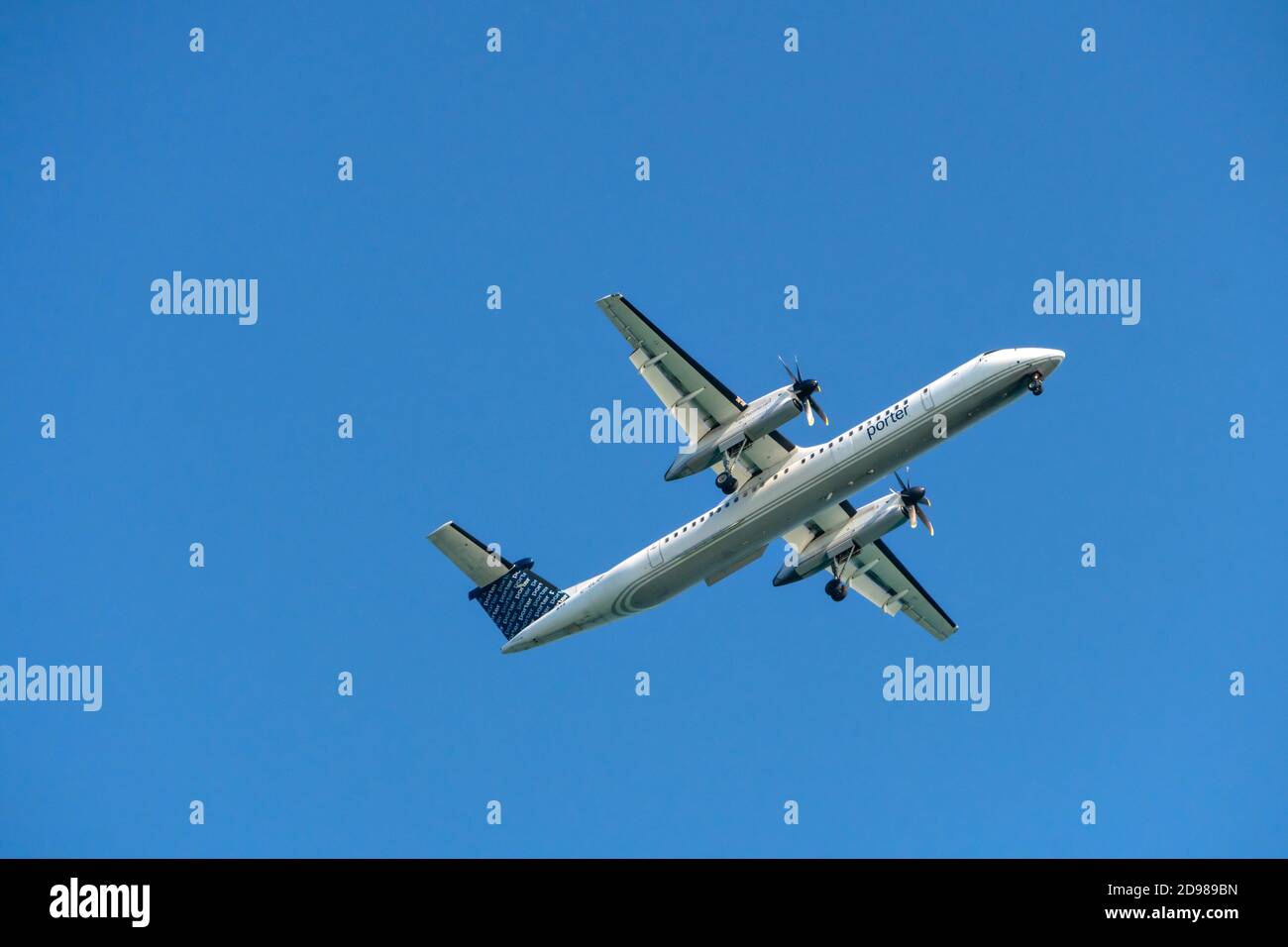 Dash 8 400 hi-res stock photography and images - Alamy