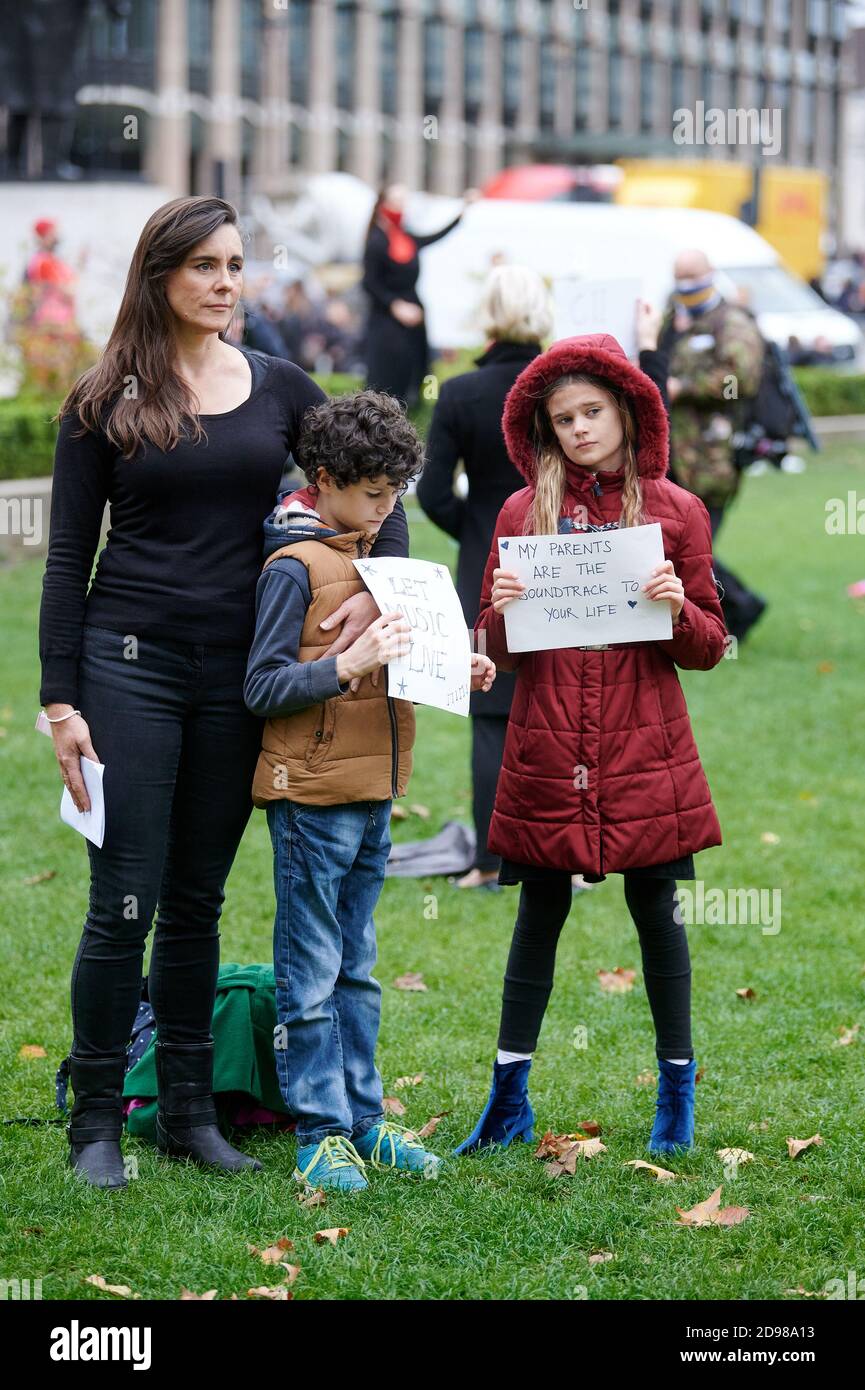 150 professional opera singers perform Verdi in Parliament Square to call for targeted support for colleagues in the arts and entertainment sector. Lo Stock Photo