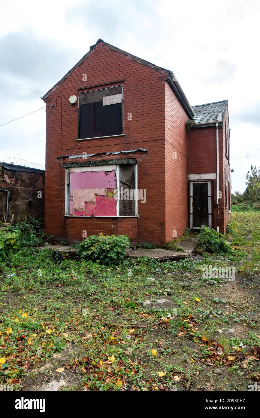 Derelict detached building left abandoned in Dinnington, Rotherham. Stock Photo