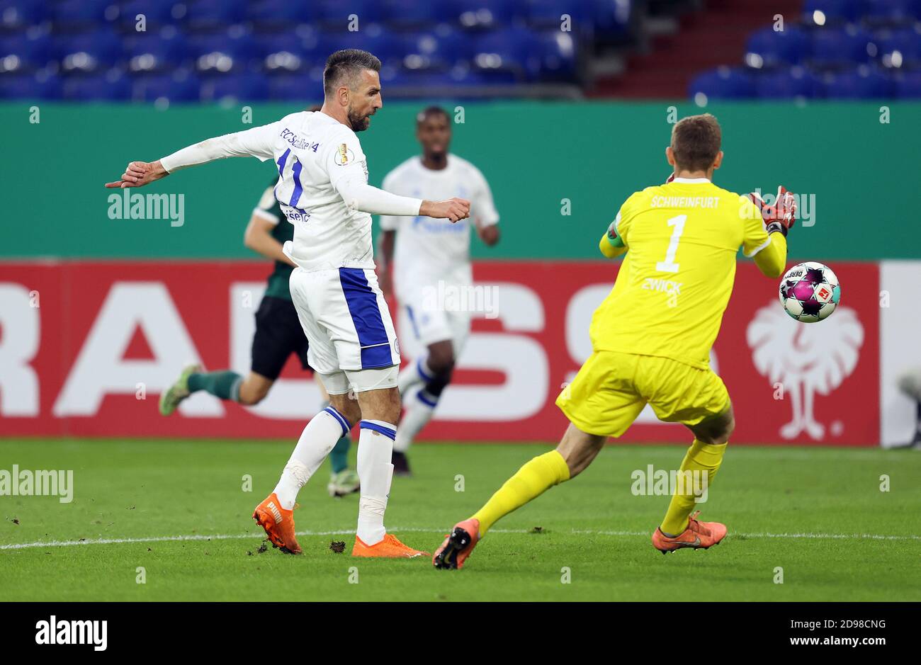 Gelsenkirchen, Deutschland. 04th Nov, 2020. firo: 03.11.2020 Fuvuball:  Soccer: DFB Pokal 1st main round season 2020/21 1.FC Schweinfurt - FC  Schalke 04 Chance Vedad Ibi˜ ° eviƒá, Schalke versus goalwart Luis Zwick