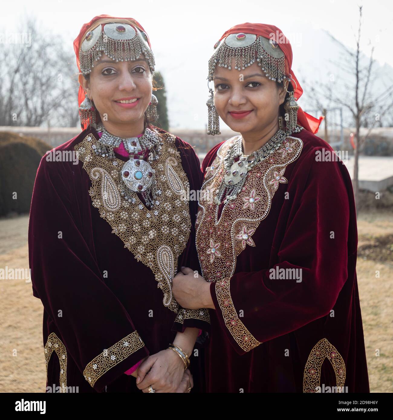 kashmiri women in traditional dress