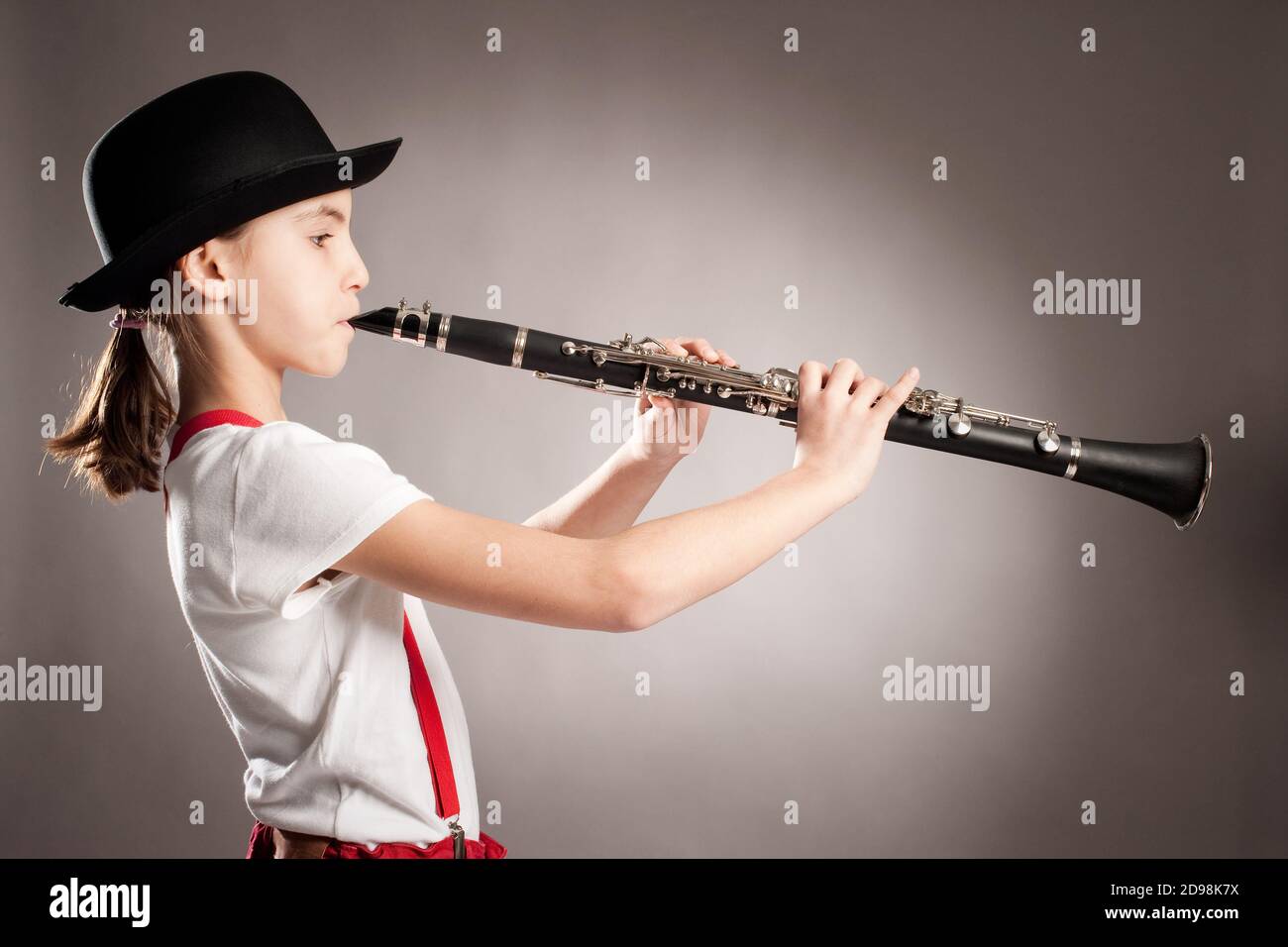 Кларнет дети. Играет на кларнете. Человек с музыкальным инструментом. Музыкант с кларнетом. Музыкальные инструменты для детей.