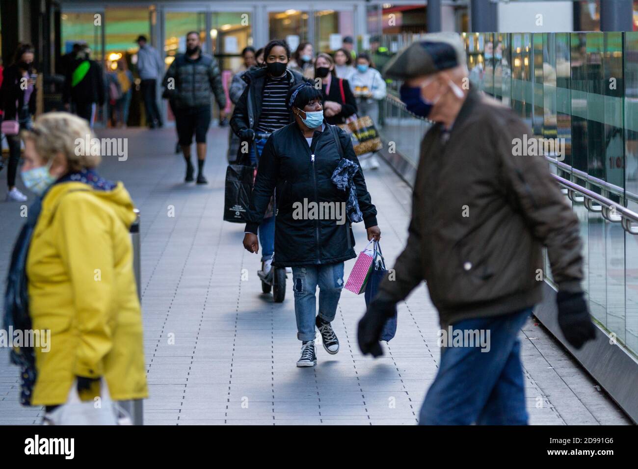 A woman carries her shopping down the ramp at Birmingham's Grand Central railway station on New Street. Birmingham, UK. Stock Photo