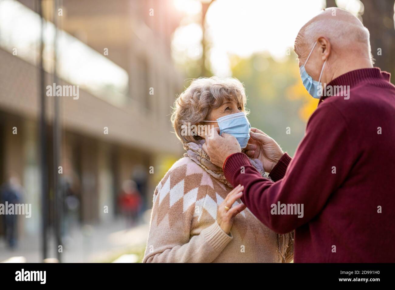 Real people wearing face masks hi-res stock photography and images - Alamy