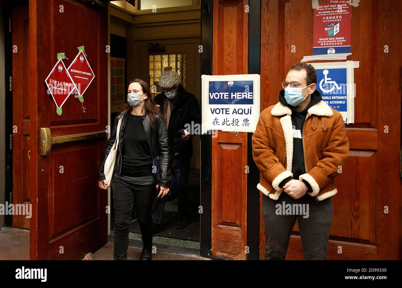 New York City, USA. 03rd Nov, 2020. New York City voters are seen at a Chinatown polling site a section of New York City on November 3, 2020. While there has been a record number of people voting early, voters who prefer to cast their ballots in person will be required to wear protective face masks and keep their social distancing at the polling sites. Most poling sites will be open between 6:00 am and 9:pm throughout the city. ( Photo by John Lamparski/ Credit: Sipa USA/Alamy Live News Stock Photo