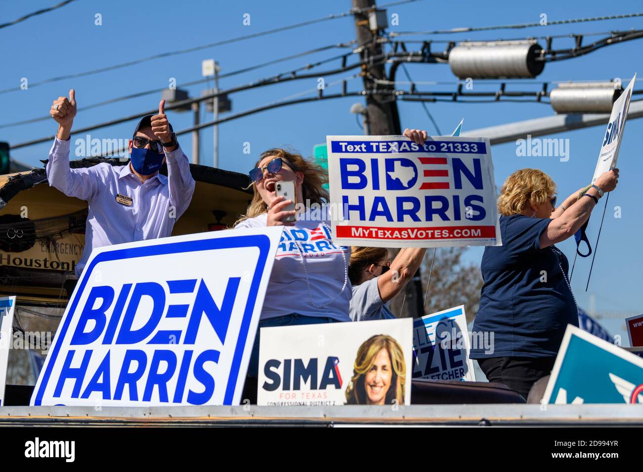 Houston, Texas, USA. 3rd Nov, 2020. A loud and friendly group of supporters of Joe Biden near a polling station in Harris County, Houston, Texas, USA. Credit: Michelmond/Alamy Live News. Stock Photo