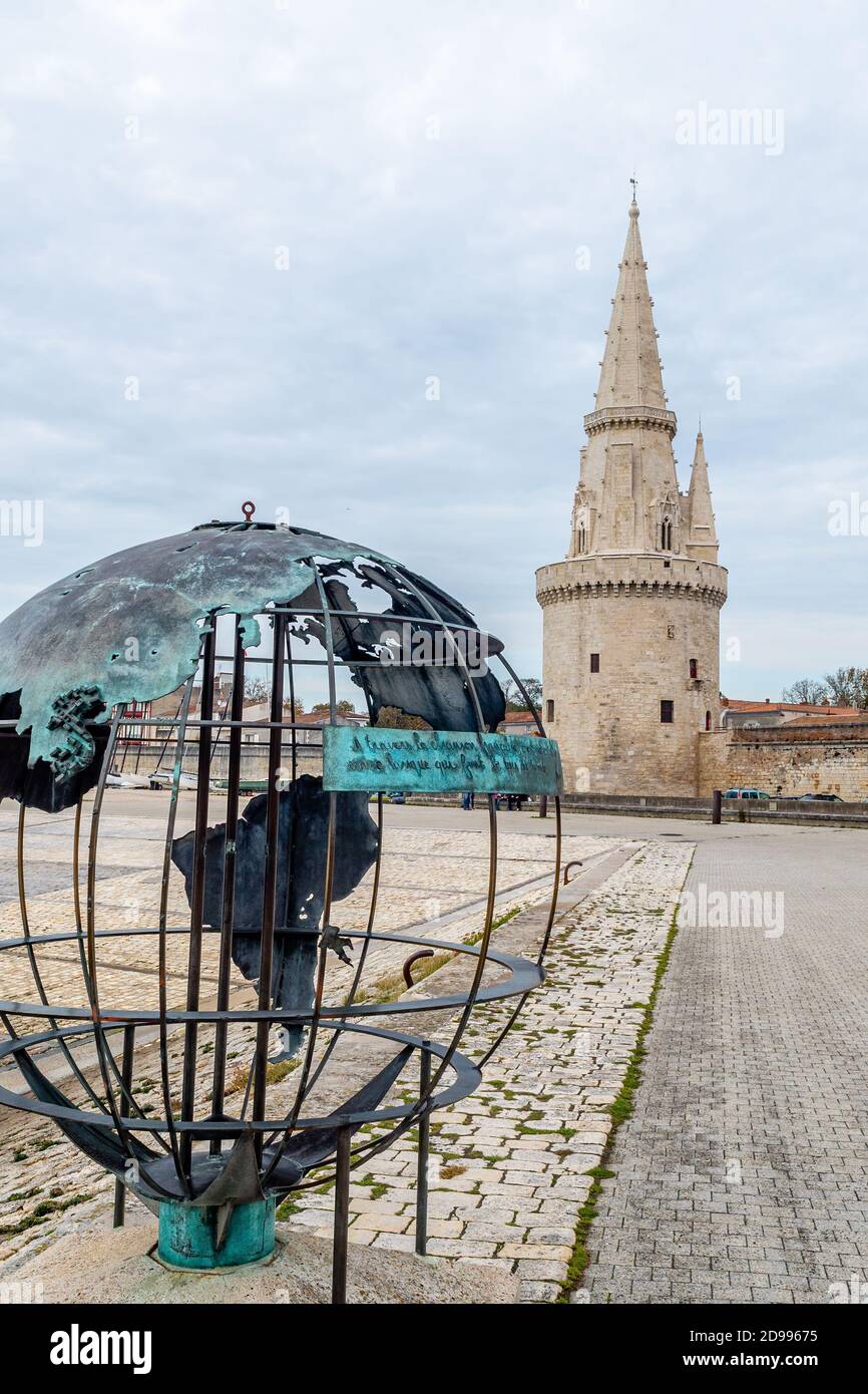 La Rochelle, Charente Maritime, France 24th October 2015 Historical lighthouse (Tour de la Lanterne) and bronze sculpture at La Rochelle, France Stock Photo