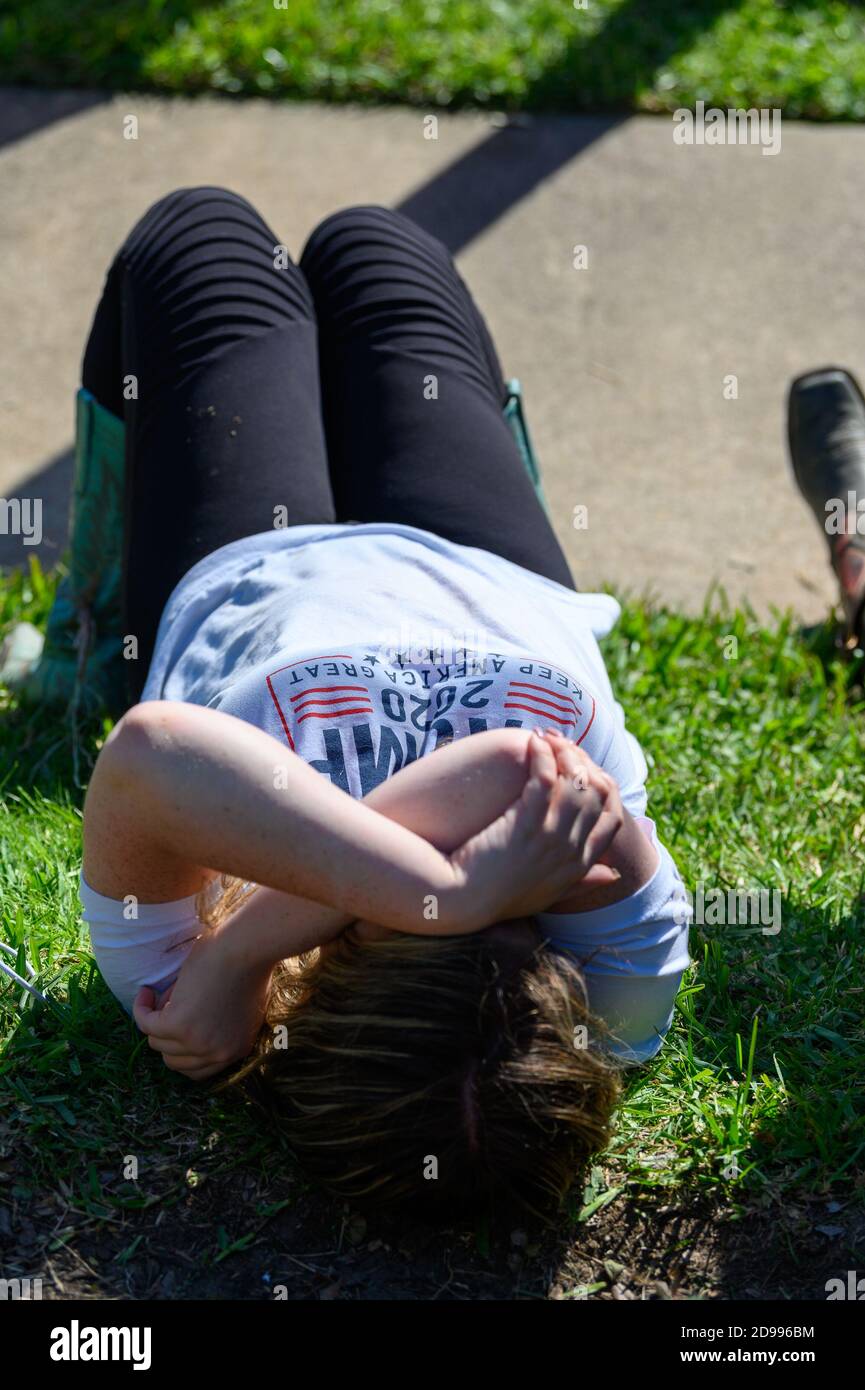 Houston, Texas, USA. 3rd Nov, 2020. A supporter of Donald Trump rests outside a polling station in Harris County, Houston, Texas, USA. Credit: Michelmond/Alamy Live News. Stock Photo