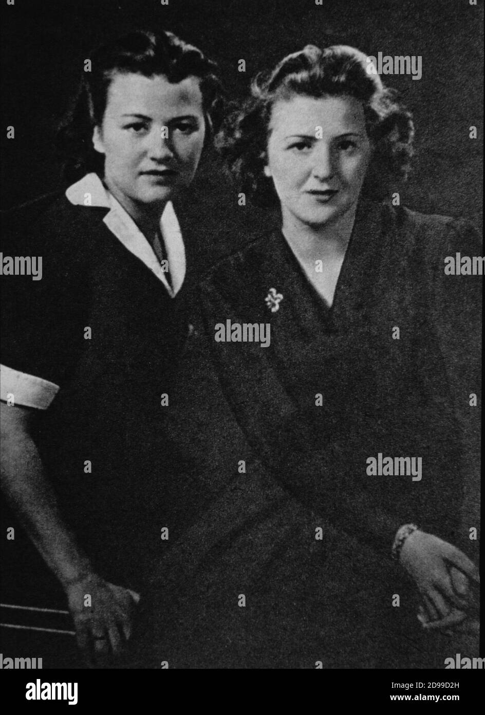 1940 a. :  The german EVA  BRAUN  ( Munich , Germany 1912 - Berlin , Germany 1945 ) , famous ADOLF HITLER mistress , with her sister in Munchen  NAZI - NAZIST - NAZISMO - WWII - SECONDA GUERRA MONDIALE  ----  ARCHIVIO   GBB Stock Photo