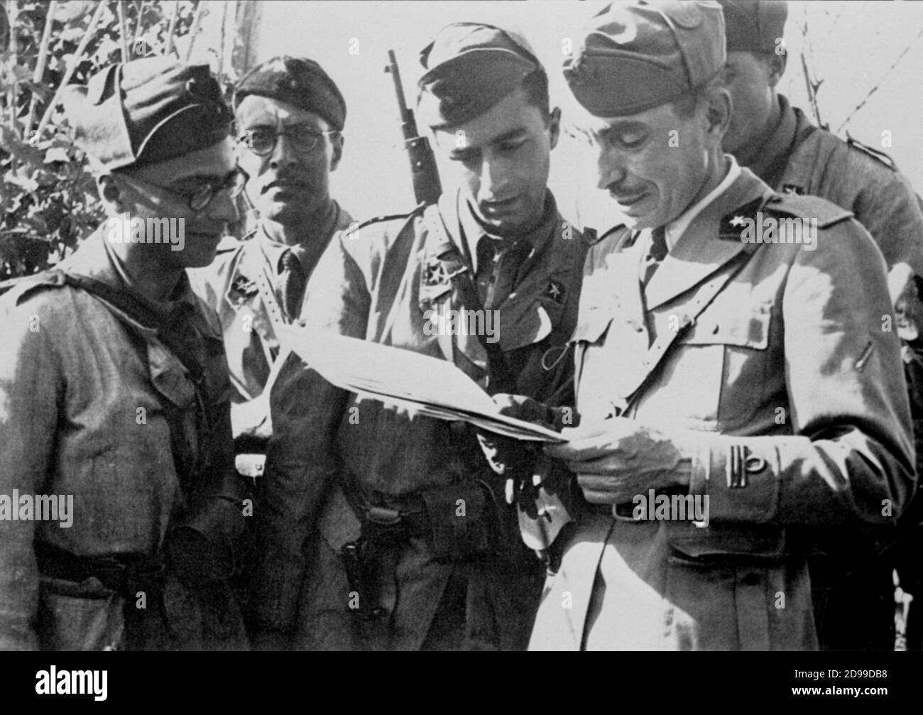 1942 c., ITALY : The italian movie director  MICHELANGELO  ANTONIONI  ( born in Ferrara , 1912 ) when was military during the World War II , officer of telegraphist  - Seconda Guerra Mondiale - PERSONALITY when was young - personalita' celebrita' da giovane - giovani  - CINEMA - MOVIE - REGISTA CINEMATOGRAFICO - WW2 - SECONDA GUERRA MONDIALE - miliatary uniform - divisa uniforme militare ----      ARCHIVIO GBB Stock Photo