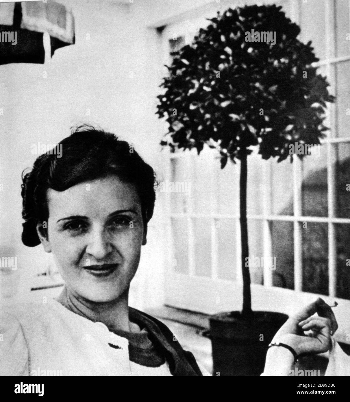 1943 a. , Berchtesgaden  :  EVA BRAUN  ( Munchen , Germany 1912 - Berlin , Germany 1945 ) , famous mistress of NAZI dictator ADOLF HITLER  - WWII - NAZIST - NAZISMO - SECONDA GUERRA MONDIALE - smoker - fumatore - sigaretta - cigarette - NAZISM  ----      ARCHIVIO GBB Stock Photo