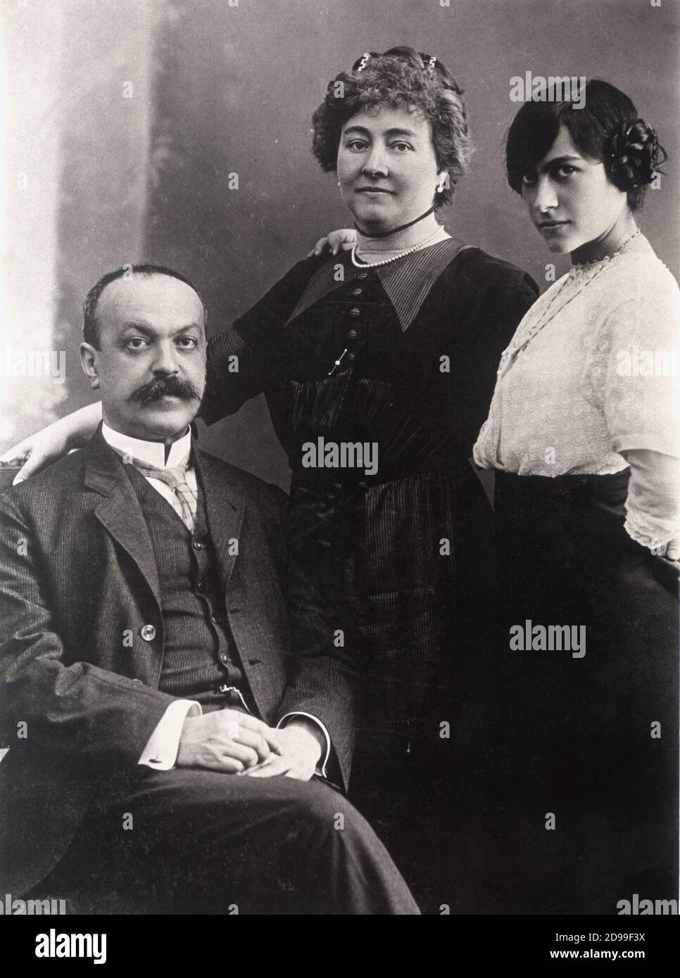 The italian writer ITALO SVEVO ( born Ettore Schmitz , Trieste 1861 - Motta  di Livenza 1928 ) with his wife Livia Veneziani and daugther ---- Archivio  GBB Stock Photo - Alamy