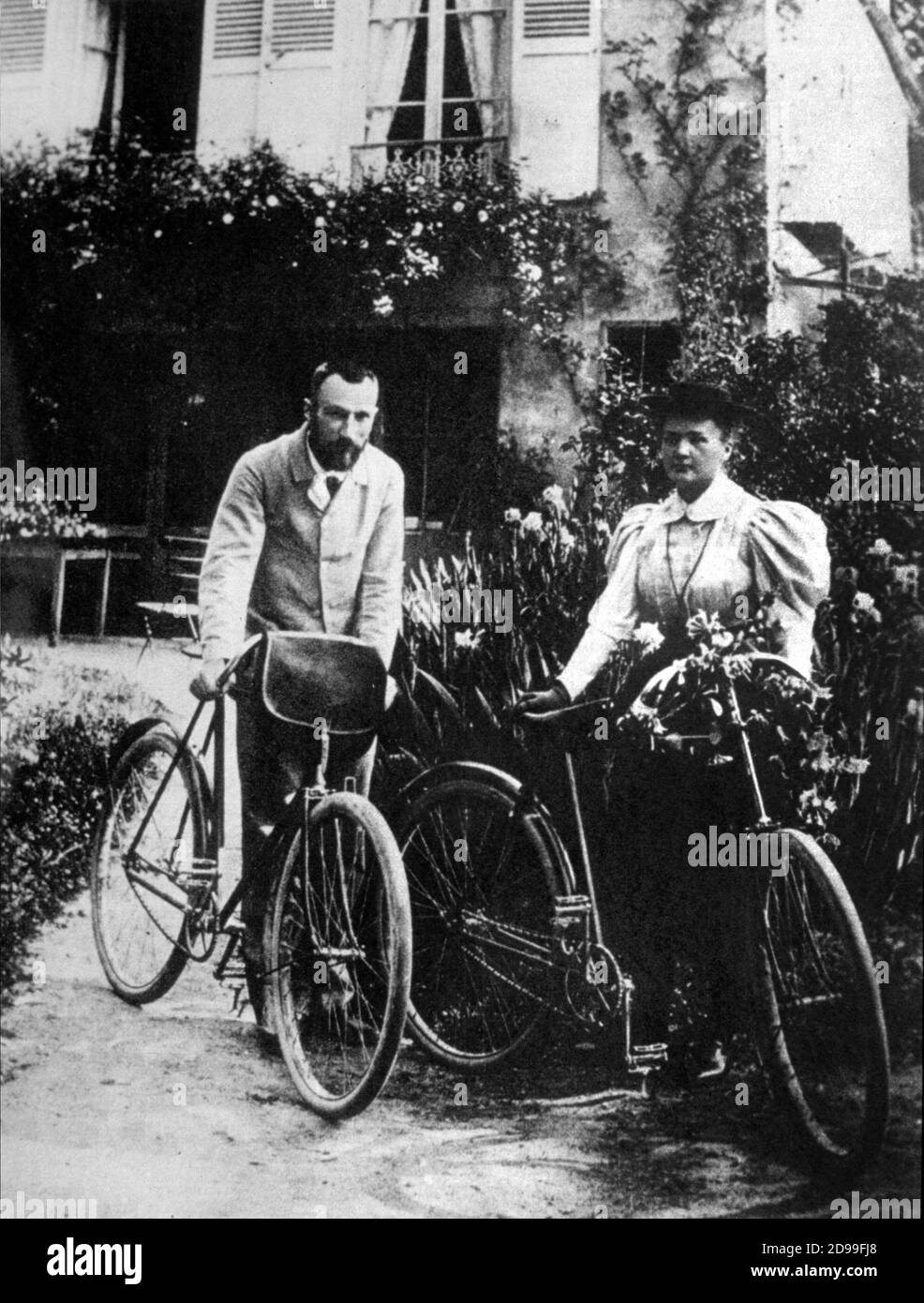 1895 , Sceaux , France : Pierre  CURIE ( Paris , 1859 - 1906 ) and his wife Marie CURIE Sklodowska ( Varsavia , Poland 1867 - Sancellemoz , Sallanches , Savoie 1934 ) , celebrated physiciens , start the wedding honeymoon travel in bicycle - FISICA - FISICI - SCIENZIATO - SCIENZIATI - PHYSICS  - BICICLETTA - Radioattività - RADIOACTIVITY -----  Archivio GBB Stock Photo