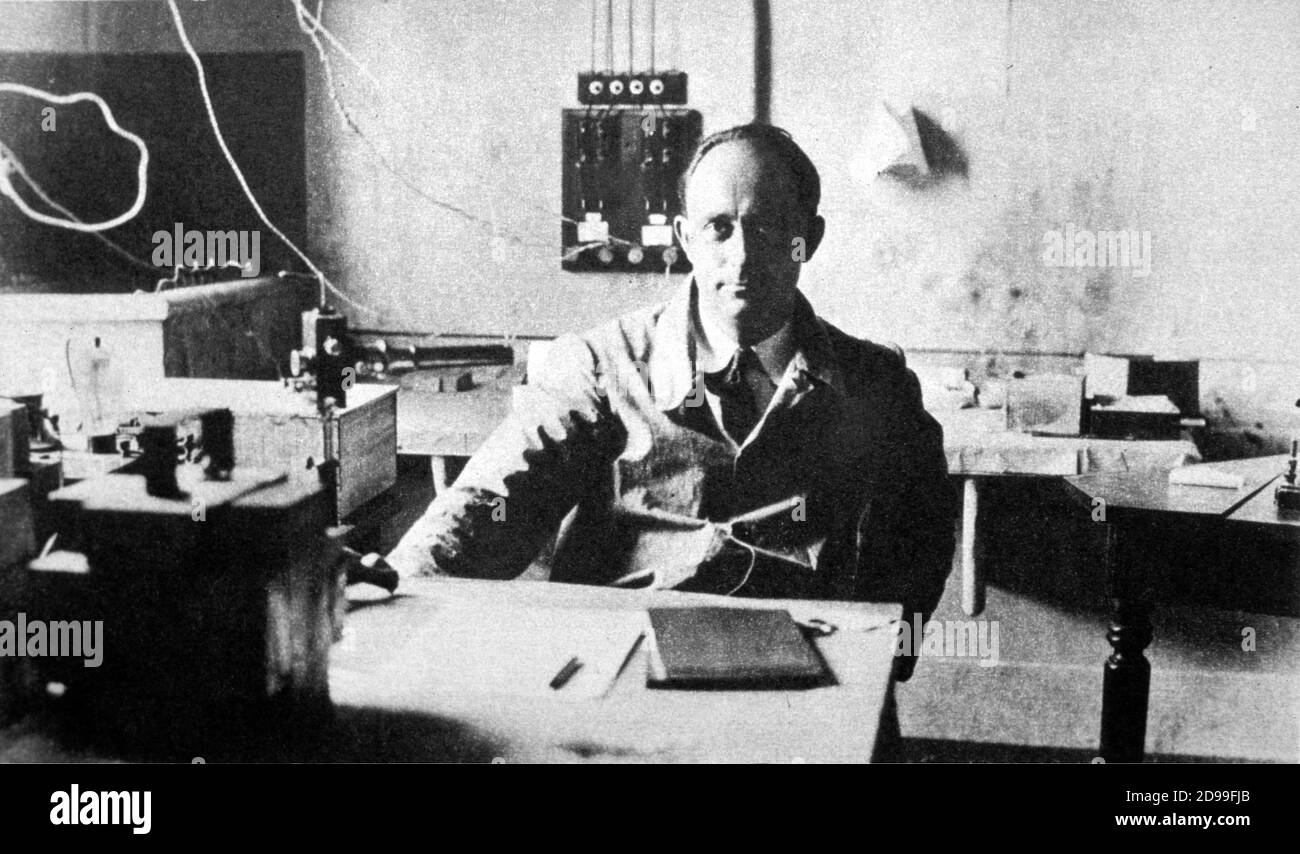 1934 , Rome , Italy : the italian  physicist  ENRICO  FERMI  ( Roma 1901 - Chicago , U.S.A. 1954 )  at time of his famous experiment of the bombardment of the atom - FISICO - FISICA - ATOMO - ATOMICO - RADIOTTIVITA' - SCIENZIATO - SCIENZA - PHYSICS - ATOM - ATOMIC - RADIOACTIVITY - SCIENCE - SCIENTIST -----  Archivio GBB Stock Photo